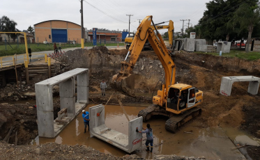 Ponte em construção na Rodovia Lino Zanolli recebe aduelas