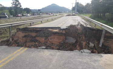 Moradores do Sangão podem trancar a BR-101 se a ponte não for recuperada