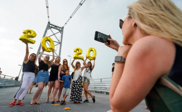 2020 começa com selfies, histórias e emoção sobre a Ponte Hercílio Luz