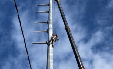 Celesc firma parceria com telefônicas para despoluição visual em postes em Jaraguá do Sul