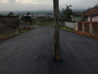 Prefeitura justifica poste no meio de rua asfaltada