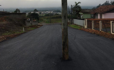 Prefeitura justifica poste no meio de rua asfaltada