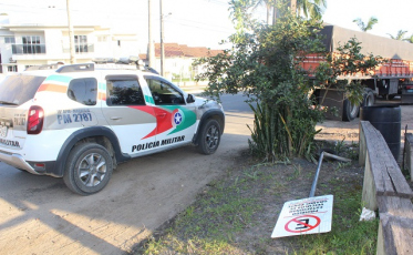 Motorista é preso em flagrante após arrancar placa