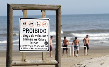 Motoristas insistem em circular com veículos na faixa de areia