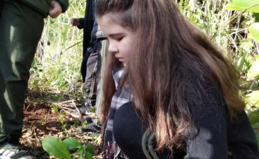 Estudantes plantam mudas nas margens de rio em Turvo 