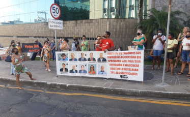 Servidores municipais realizam manifestação em frente à Câmara de Vereadores