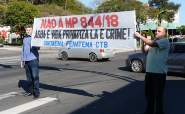 Um protesto contra a privatização dos serviços de água e esgoto