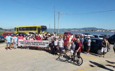 Terça de Carnaval com protesto na balsa de Laguna