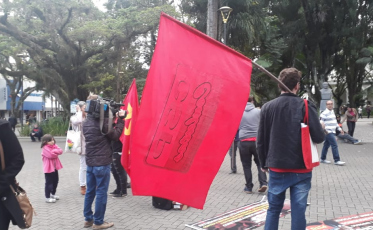 Tarde de protesto na Praça Nereu (VÍDEO)