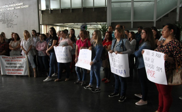 Pais protestam. Prefeito desiste de decreto