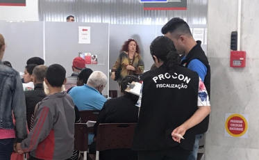 Procon fiscaliza tempo de fila em banco