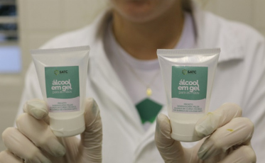 Alunos da Satc produzem álcool gel para combater coronavírus