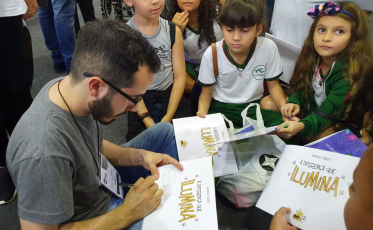 Professor de Içara lança livro na Bienal do Rio de Janeiro