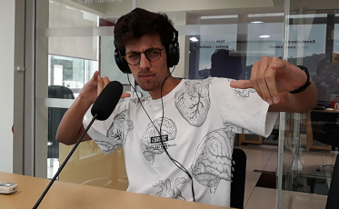 Professor conquista os alunos e faz sucesso como Silvio Santos