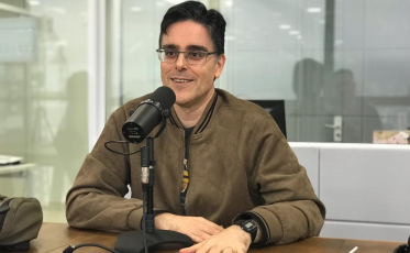 Guilherme Briggs, o craque da dublagem no Avesso (VÍDEO)