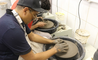 “Cerâmica além da visão”, lazer e terapia a deficientes visuais