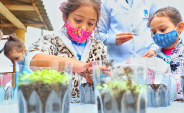 Crianças aprendem sobre cultivo de horta e alimentação saudável