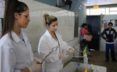 Projeto oferece aulas práticas de Química a escolas públicas