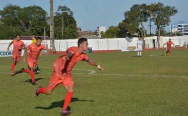 Próspera tropeça em casa