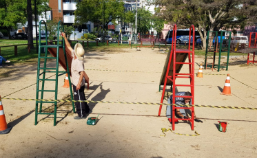 Prefeitura reforma brinquedos da Praça do Congresso