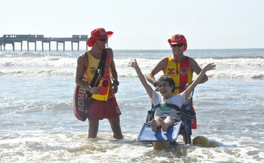 Uma praia acessível aos alunos da Apae