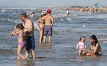 Carnaval segue sob o embalo do calor