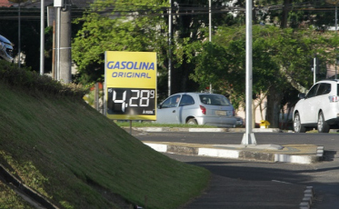 Em queda, gasolina chega a R$ 4,16