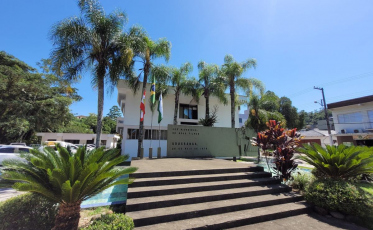 Processo seletivo para 20 cargos e salários de até R$ 11 mil está aberto em Urussanga