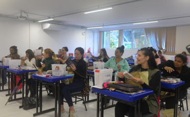 IFSC e prefeitura de Criciúma formam turma de Maquiagem do programa Qualifica Mulher