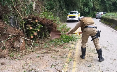 Serra do Rio do Rastro é parcialmente liberada após queda de barreira
