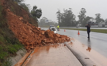 Queda de barreira deixa trânsito na Via Rápida em meia pista