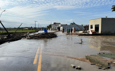 Após rompimento de areais, trecho está com trânsito interditado em Jaguaruna (ÁUDIO)