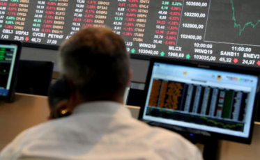 Ibovespa se afasta do topo histórico e dólar opera em maior alta da história
