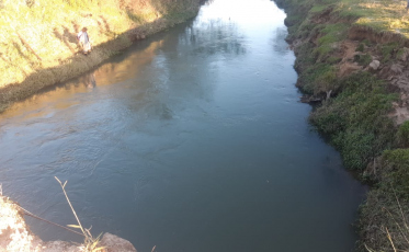 Bombeiros procuram por vítimas em veículo que supostamente teria caído em rio 