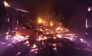 Residência é consumida por chamas em Orleans 