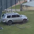 Motorista foge após invadir calçada e destruir outdoors no Centro de Criciúma; Veja vídeo 