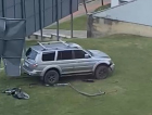 Motorista foge após invadir calçada e destruir outdoors no Centro de Criciúma; Veja vídeo 
