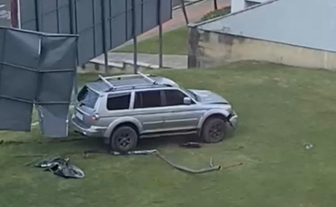 Motorista foge após invadir calçada e destruir outdoors no Centro de Criciúma; Veja vídeo 