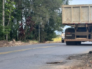 Estrada recebe trânsito pesado de caminhões | Foto: Geórgia Gava/4oito
