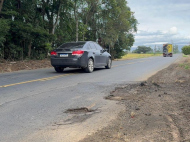 Buracos se multiplicam ao longo da Rodovia Jacob Westrup | Foto: Geórgia Gava/4oito