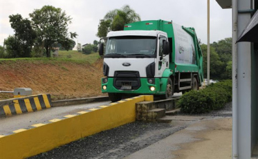 Afastamentos por Covid-19 prejudicam coleta do lixo