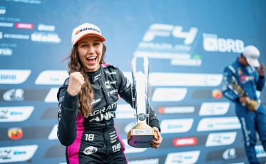 Criciumense Rafaela Ferreira é a primeira mulher a vencer uma corrida da Fórmula 4 Brasil