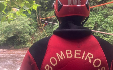 Bombeiros resgatam pessoas ilhadas em trilha de Praia Grande (VÍDEO)