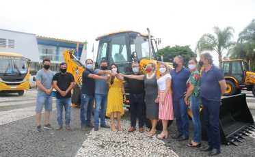 Geovania de Sá entrega retroescavadeira em Meleiro