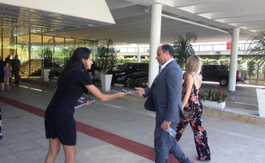 Revista dos governadores entregue na posse de Moisés