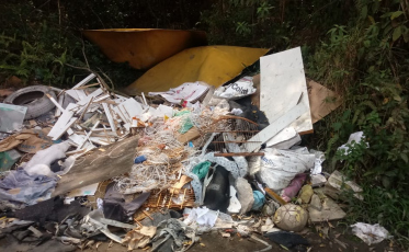 Defesa Civil flagra lixo abandonado em rio