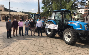 Pedras Grandes realiza aquisição de trator com emenda de Ricardo Guidi