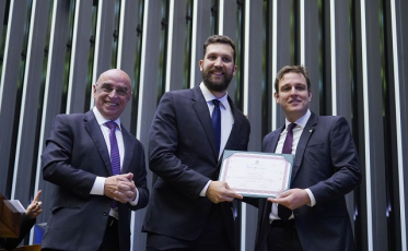 Ricardo Guidi indica prêmio para o Instituto Guga Kuerten