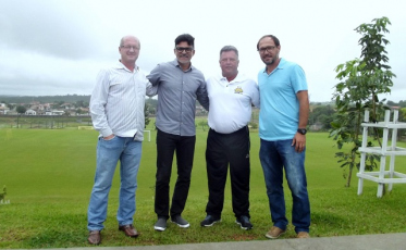 Sem treinador oficializado e com assessor de futebol