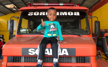 Criança de três anos que sonha em ser bombeiro visita corporação